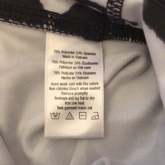 Alo Cropped Airbrush Legging in Black White Print Size Small - Picture 9 of 17